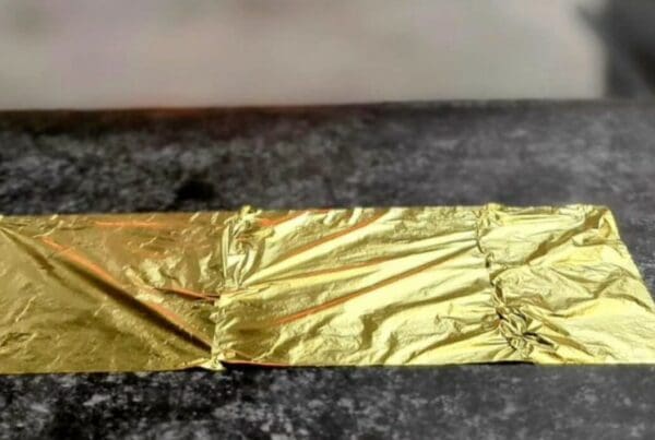 Too often, hot foil is reserved for the obvious: wedding invites, luxury cards, or perfume boxes. Yet its potential goes far beyond that!