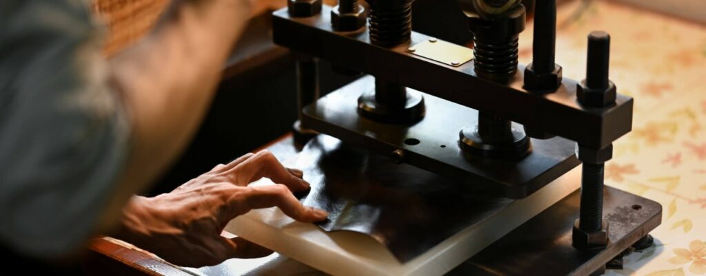 A high-precision hot foil press resolves design limitations. In this blog we explore the operational advantages of professional hot foil.