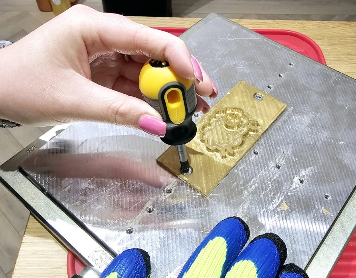 Installing a die plate on the KSF 3