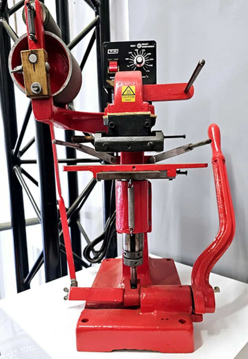 Reciprocating-head press, 3" × 4.5", ideal for rosettes